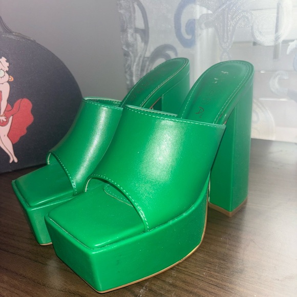 Green Platform Heels - Picture 4 of 5